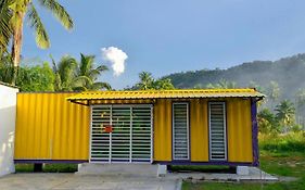 Yellow Cube At Lumut Cube Homestay Kontena
